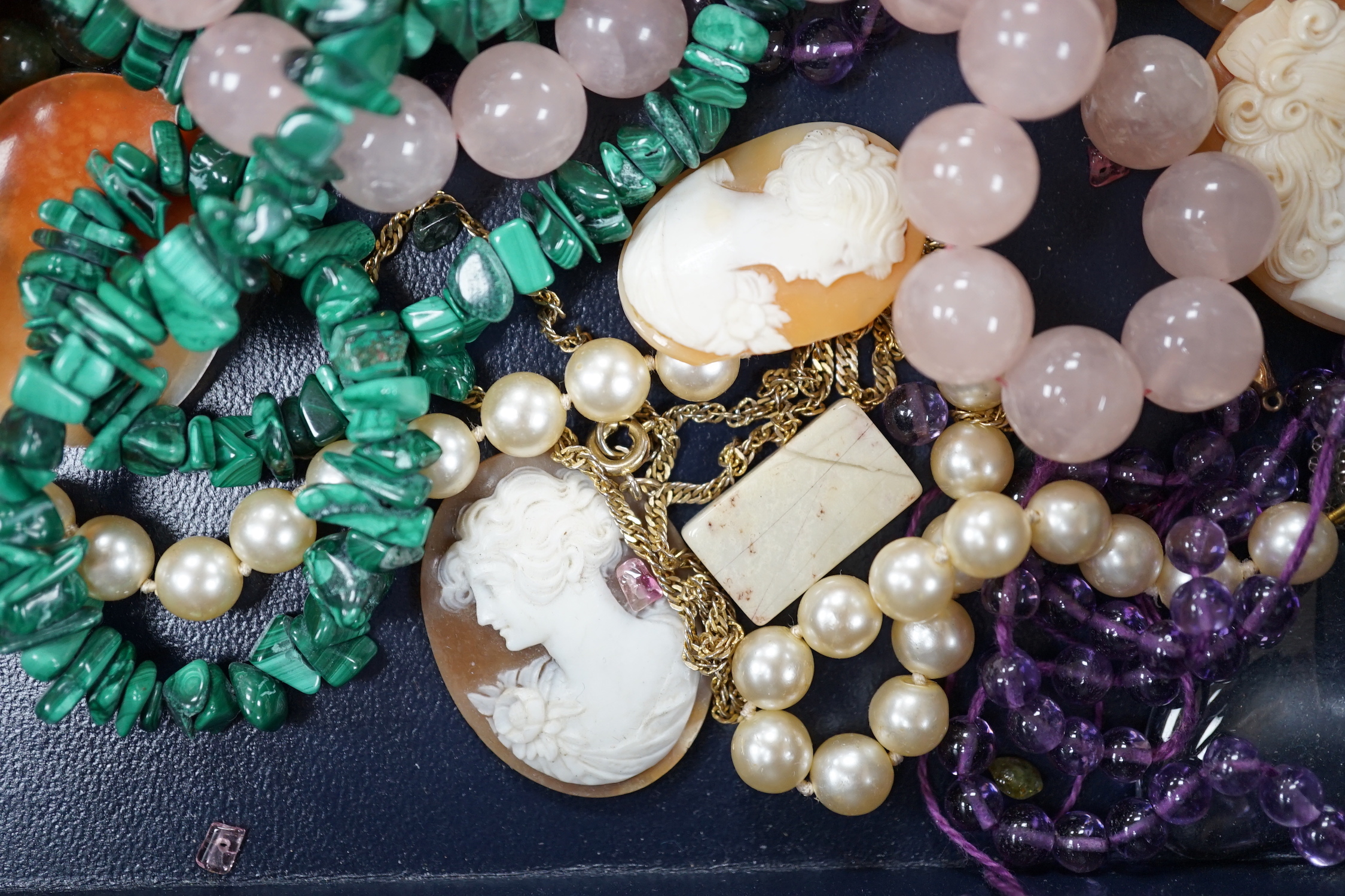 Sundry jewellery including malachite and rose quartz necklaces and unmounted cameos, etc.